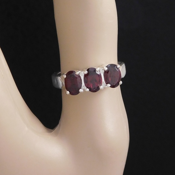 Vintage Avon Ruby 3 stone ring Size: 7 1/2 - Picture 1 of 3